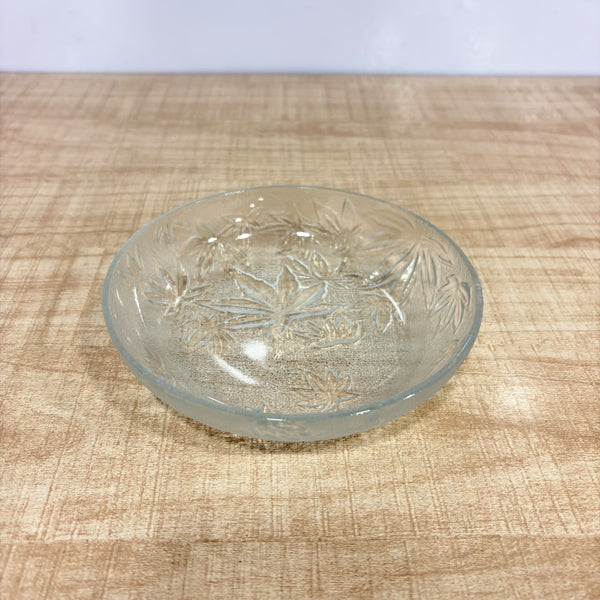 A07834 Embossed Leaf Design Clear Glass Snack Bowl / Mini Saucer Dish - Pack Of 1